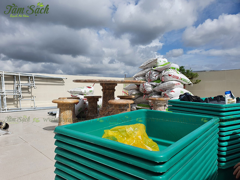 khay nhựa trồng rau thông minh tưới tự động