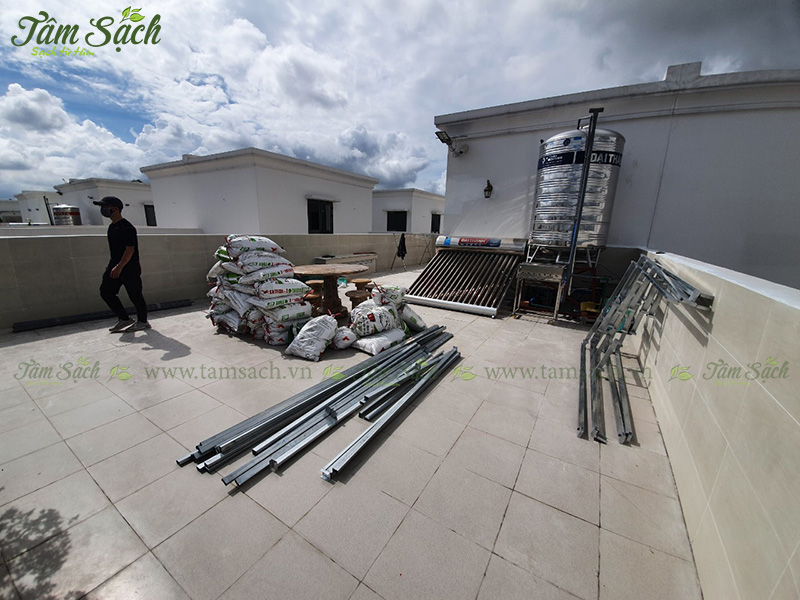 khay nhựa trồng rau thông minh tưới tự động