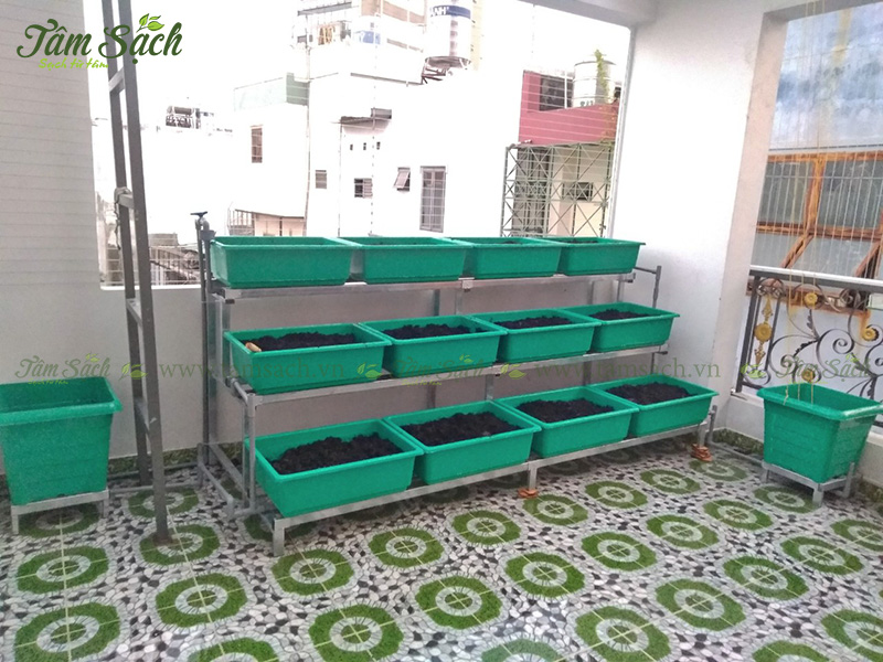 khay nhựa trồng rau thông minh tưới tự động