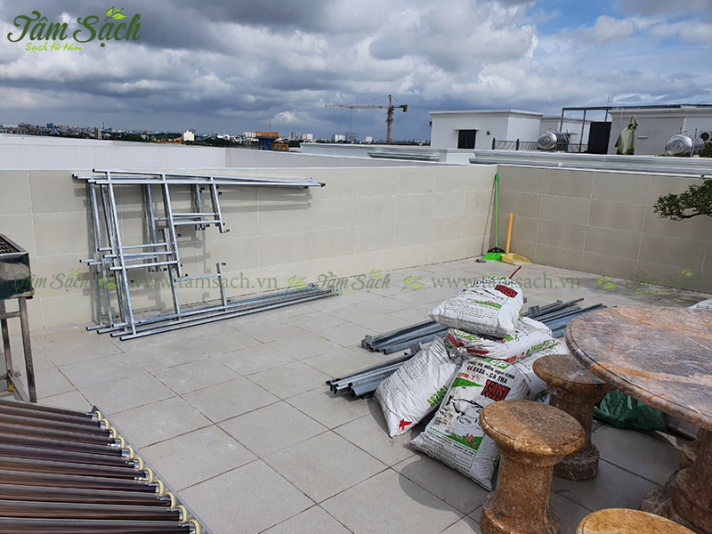 khay nhựa trồng rau thông minh tưới tự động