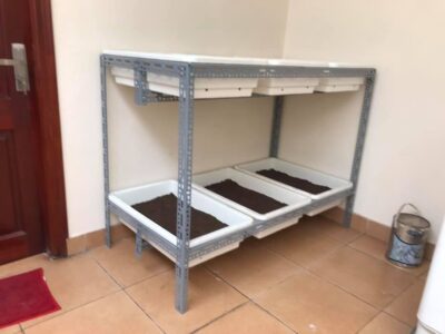 kệ trồng rau sắt V lỗ thẳng đứng 6 khay