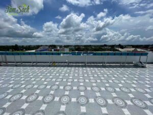 Bố trí khay trồng rau có lối đi ở giữa
